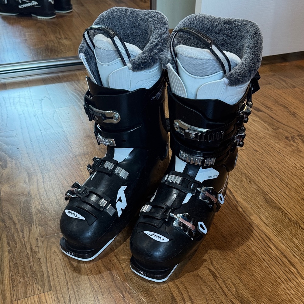 Women's Size 26.5 Ski Boots